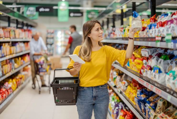 Consumatrice fa spesa al supermercato