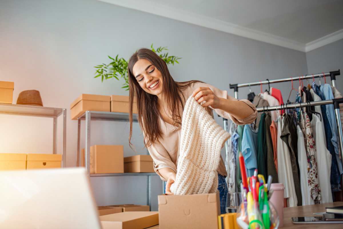 Ragazza che prepara una spedizione online vestiti