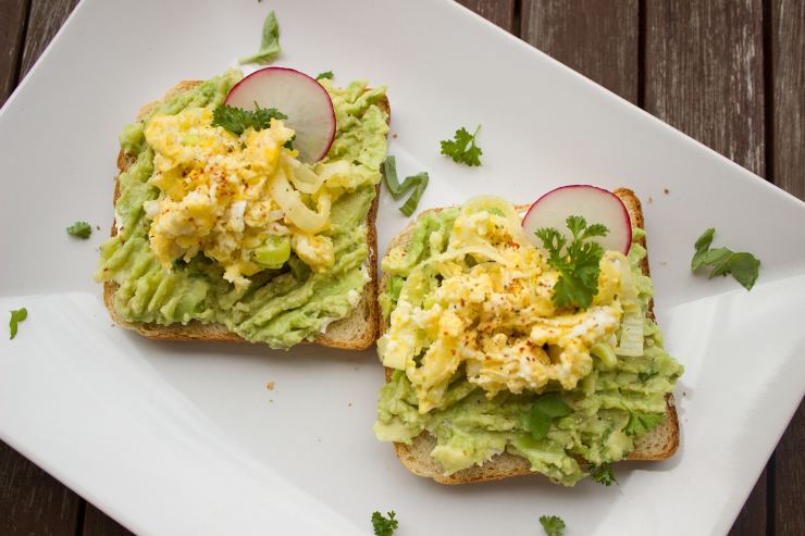 toast con avocado e uova