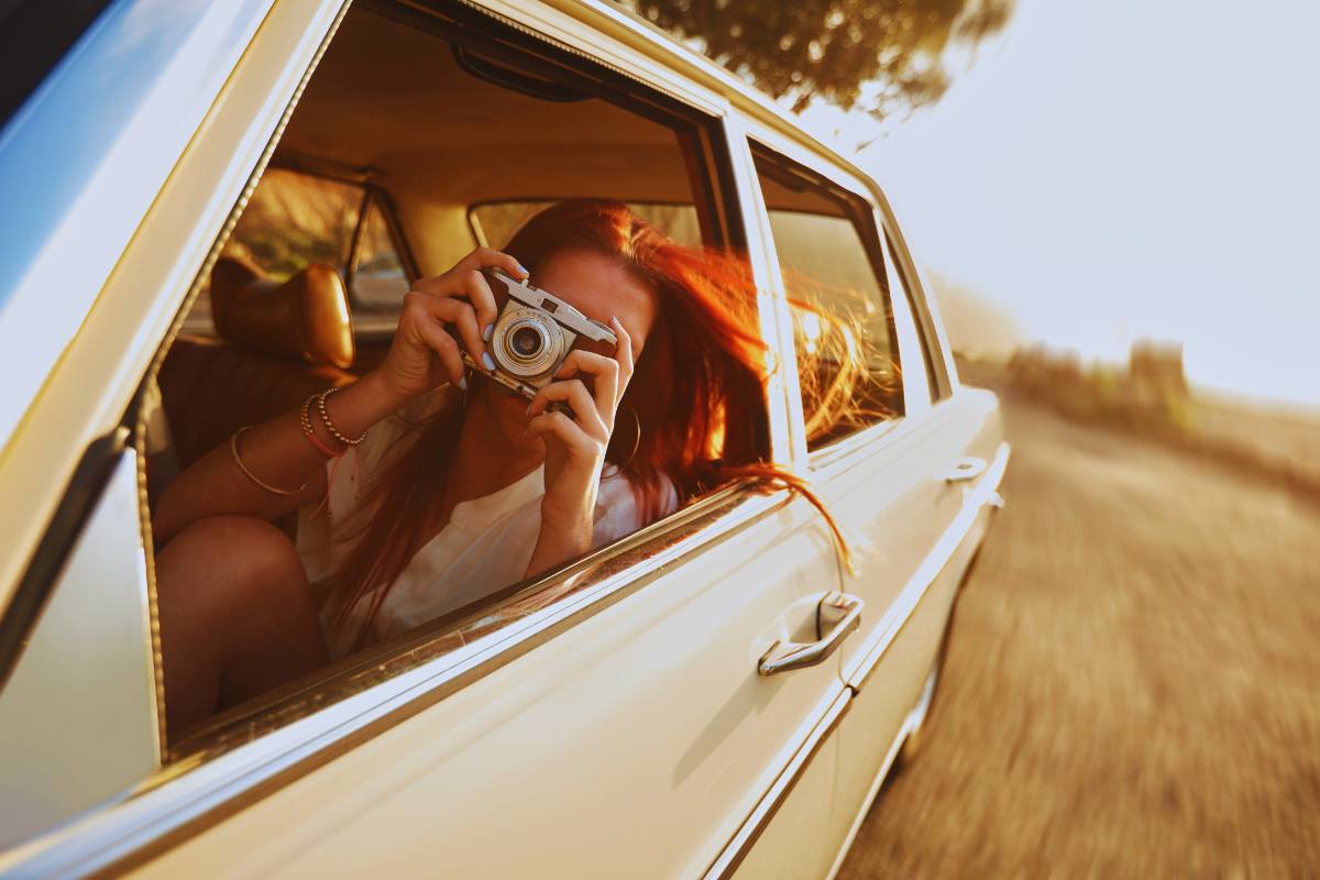 ragazza fa foto in viaggio