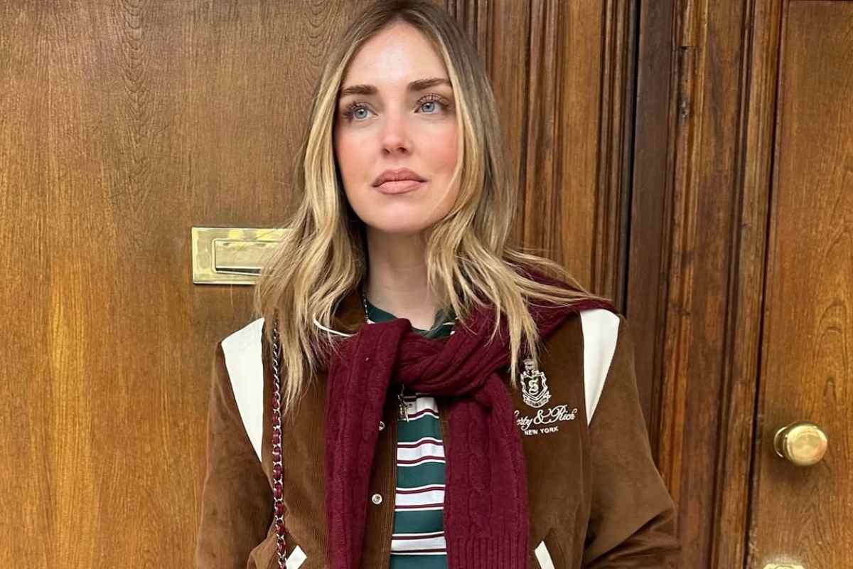 Chiara Ferragni in posa davanti ad un portone