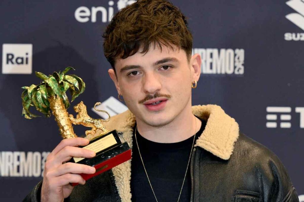 Olly con il premio in mano