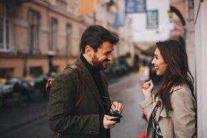 Uomo e donna sorridenti che flirtano