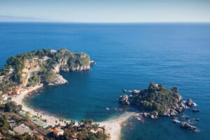 Visuale dall'alto sulla baia di Taormina