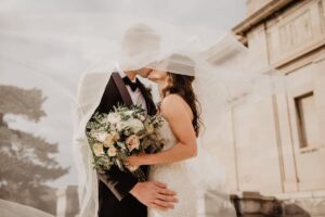 Sposa e sposo che si baciano