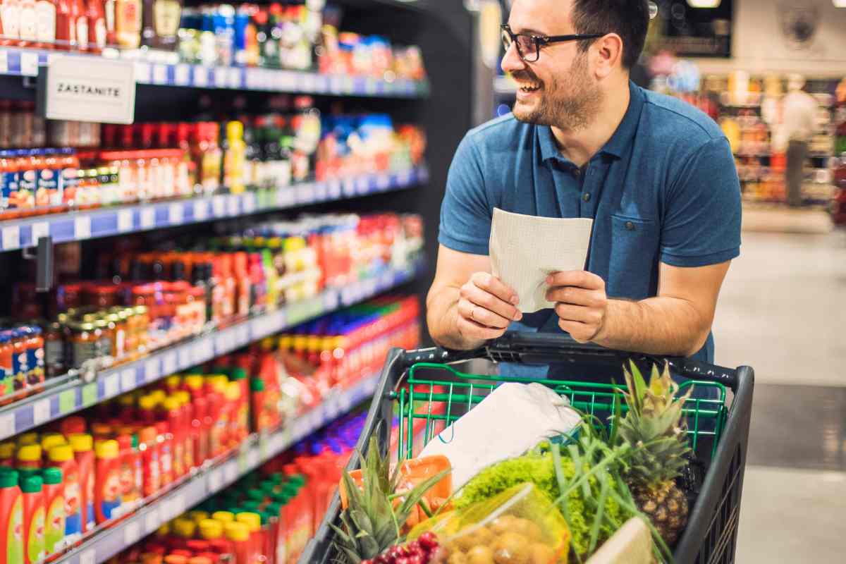 uomo fa spesa supermercato