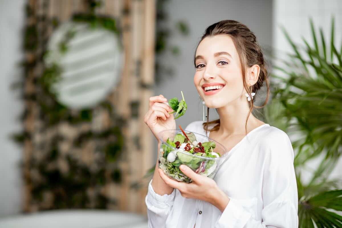 donna che mangia insalata